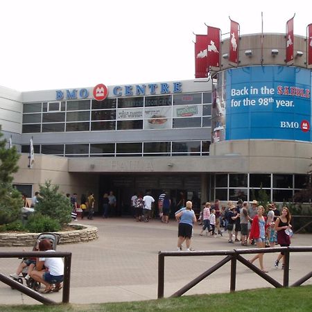 Entire Condo Downtown, Walk To Bmo & Stampede, Parking, 1,5 Hrs To Banff YYC Exterior foto