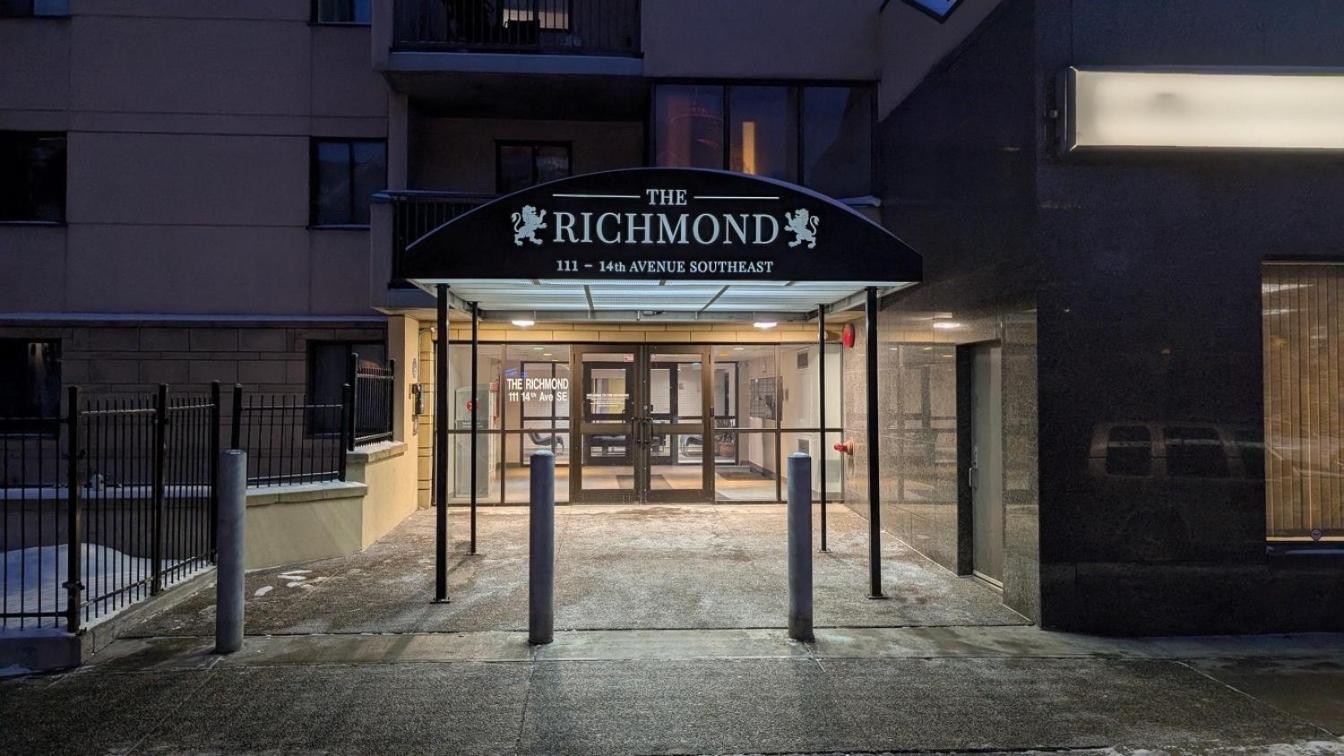 Entire Condo Downtown, Walk To Bmo & Stampede, Parking, 1,5 Hrs To Banff YYC Exterior foto